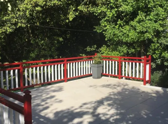 Holiday home Dans La Colibri,